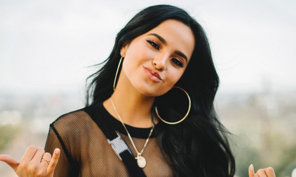 La artista destaca por sus looks