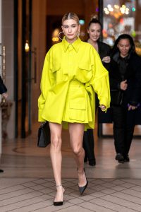 10 Cosas que probablemente no sabías de Hailey Bieber 12 Hailey Baldwin entero amarillo