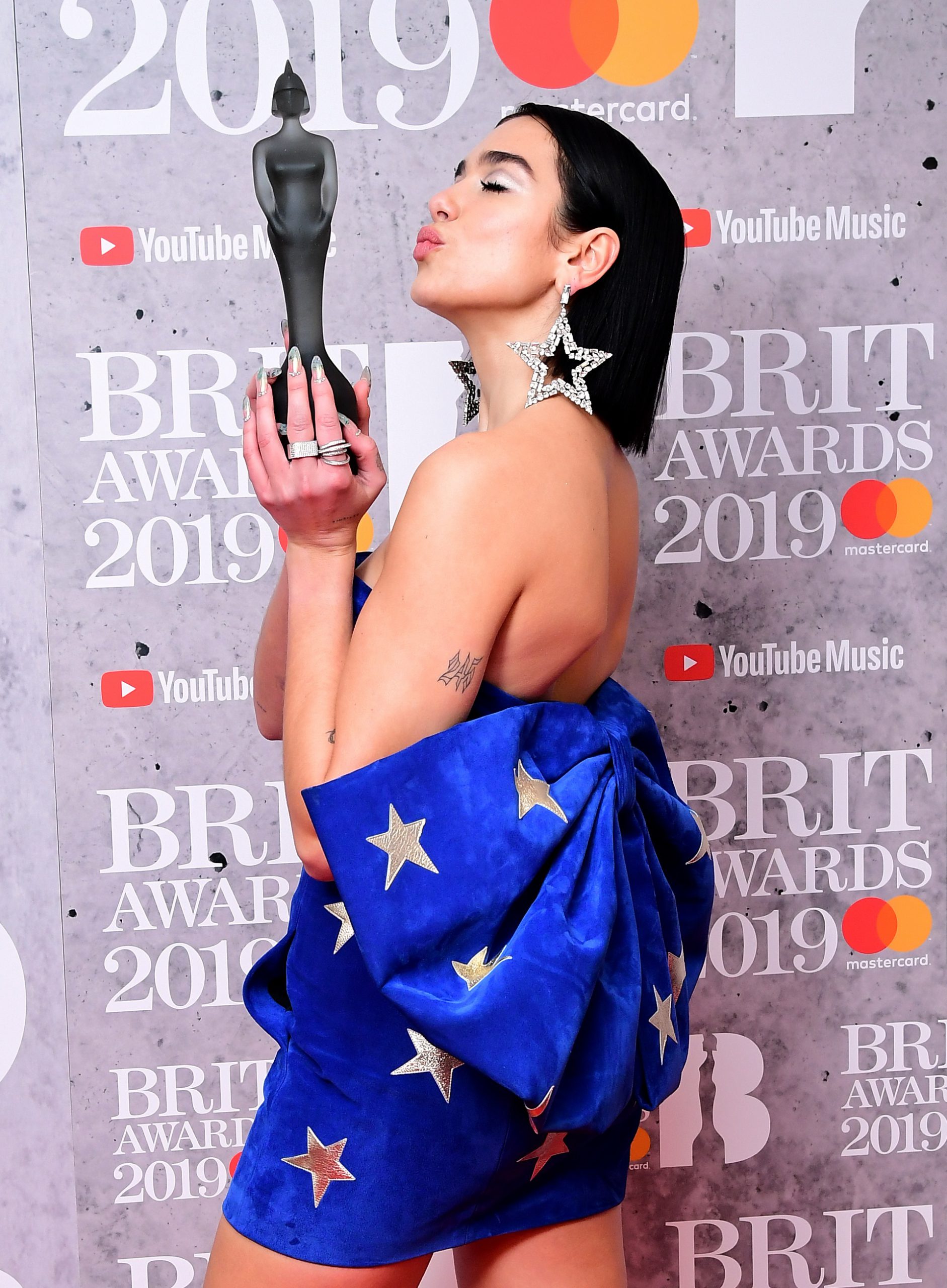 dua lipa premios scaled