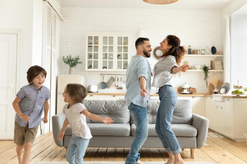 Actividades para entretener a los más pequeños de la casa 9 familia bailando en casa