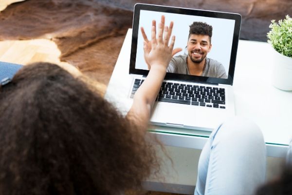 ¿Confinados y separados de manera indefinida? 2 novios a distancia