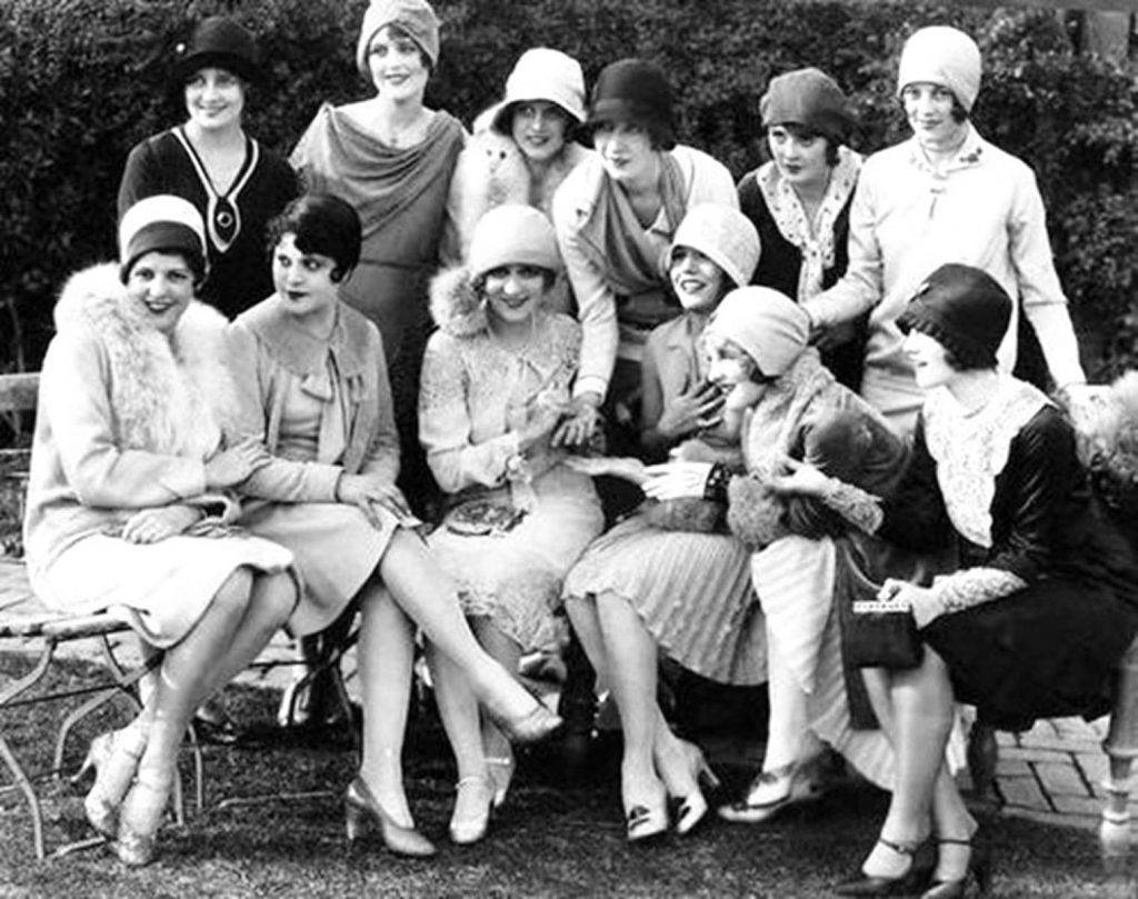 Grandes crisis sociales que provocaron notables cambios en la moda 2 1920s dresses womens hats flappers 1024x809 1
