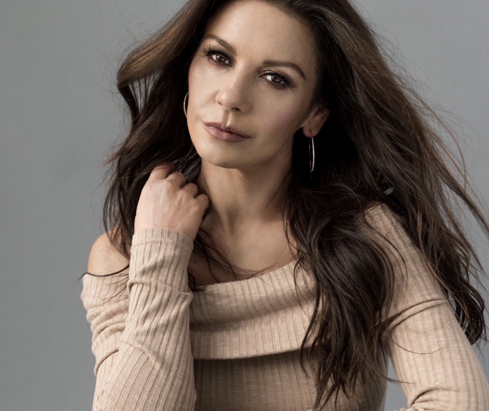 Catherine Zeta-Jones apuesta al negocio de la moda 2 MV5BZGE4MzUwMTYtYTFmNi00ZTRhLThjNDEtY2FlMTgyZmVmYTQwXkEyXkFqcGdeQXVyODczMzQ3NjY@. V1
