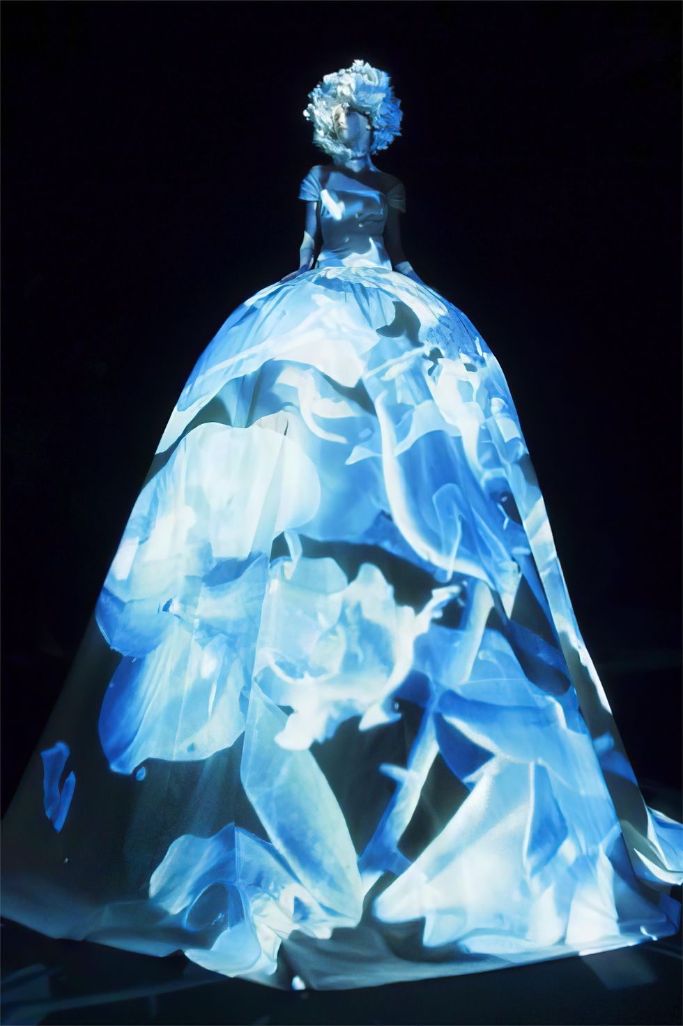 Valentino y su circo creativo 8 frame progetto digitale by nick knight 2 1595403087