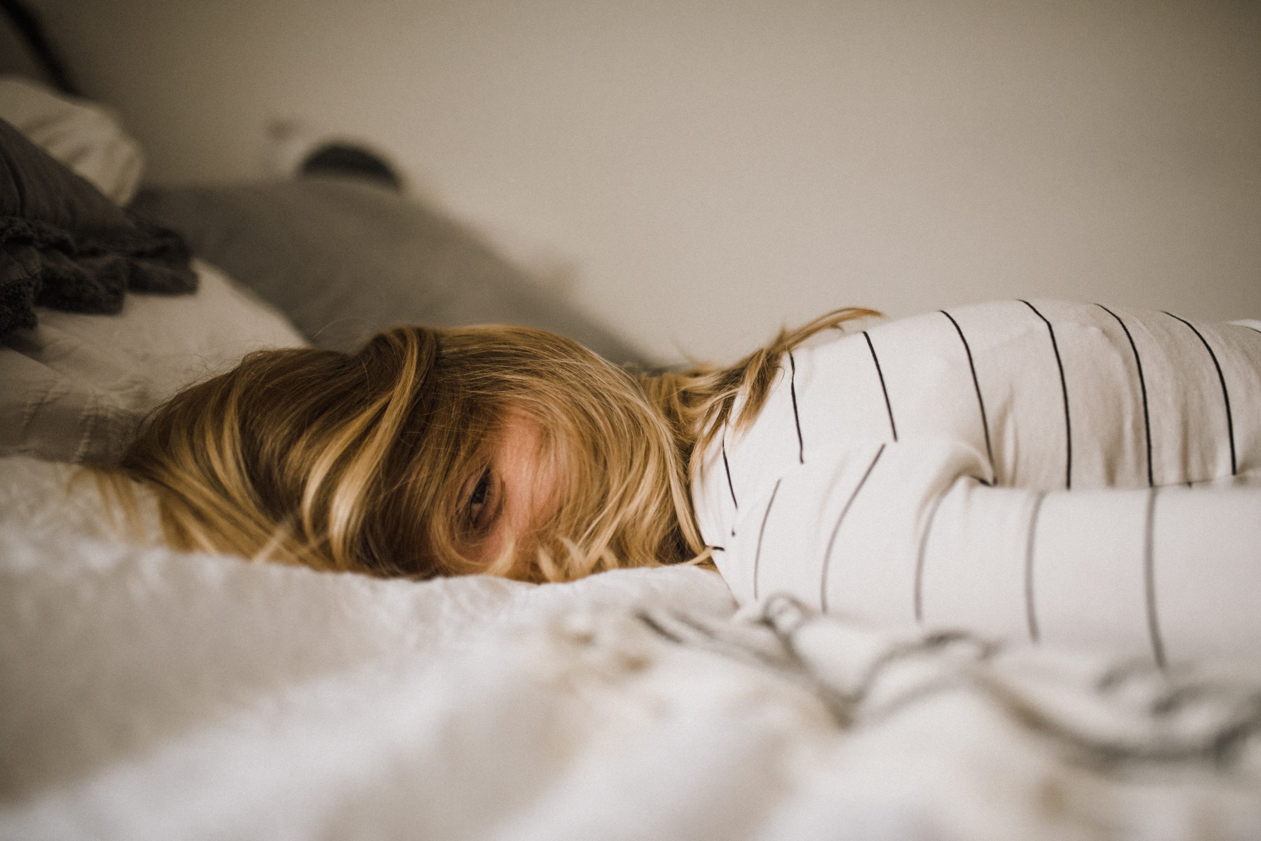 ¿Sufres de insomnio luego de la pandemia? ¡Aprende a vencerlo! 1 kinga cichewicz FVRTLKgQ700 unsplash scaled