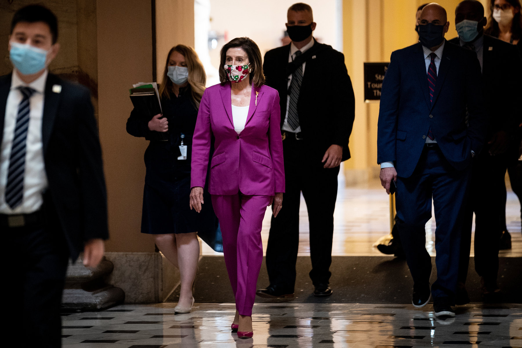 El salón de la fama de las mascarillas: Necesidad y estilo 8 20UNBUTTONED PELOSI fuschia mobileMasterAt3x v3