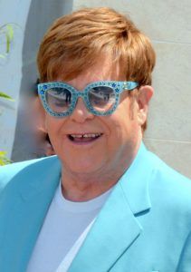 Artistas que han revolucionado la industria de la moda 12 Elton John