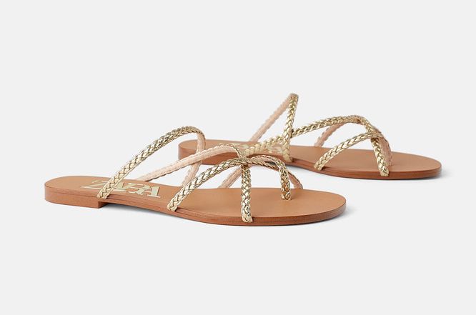 10 prendas de verano que nunca pasan de moda... 2 Sandalias doradas1
