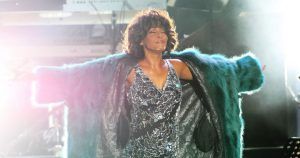 Artistas que han revolucionado la industria de la moda 10 Whitney Houston