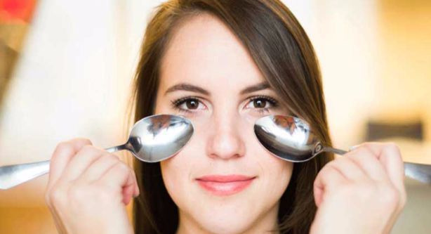 Trucos de belleza que toda mujer debe saber 3 cuchara fria para las ojeras 2