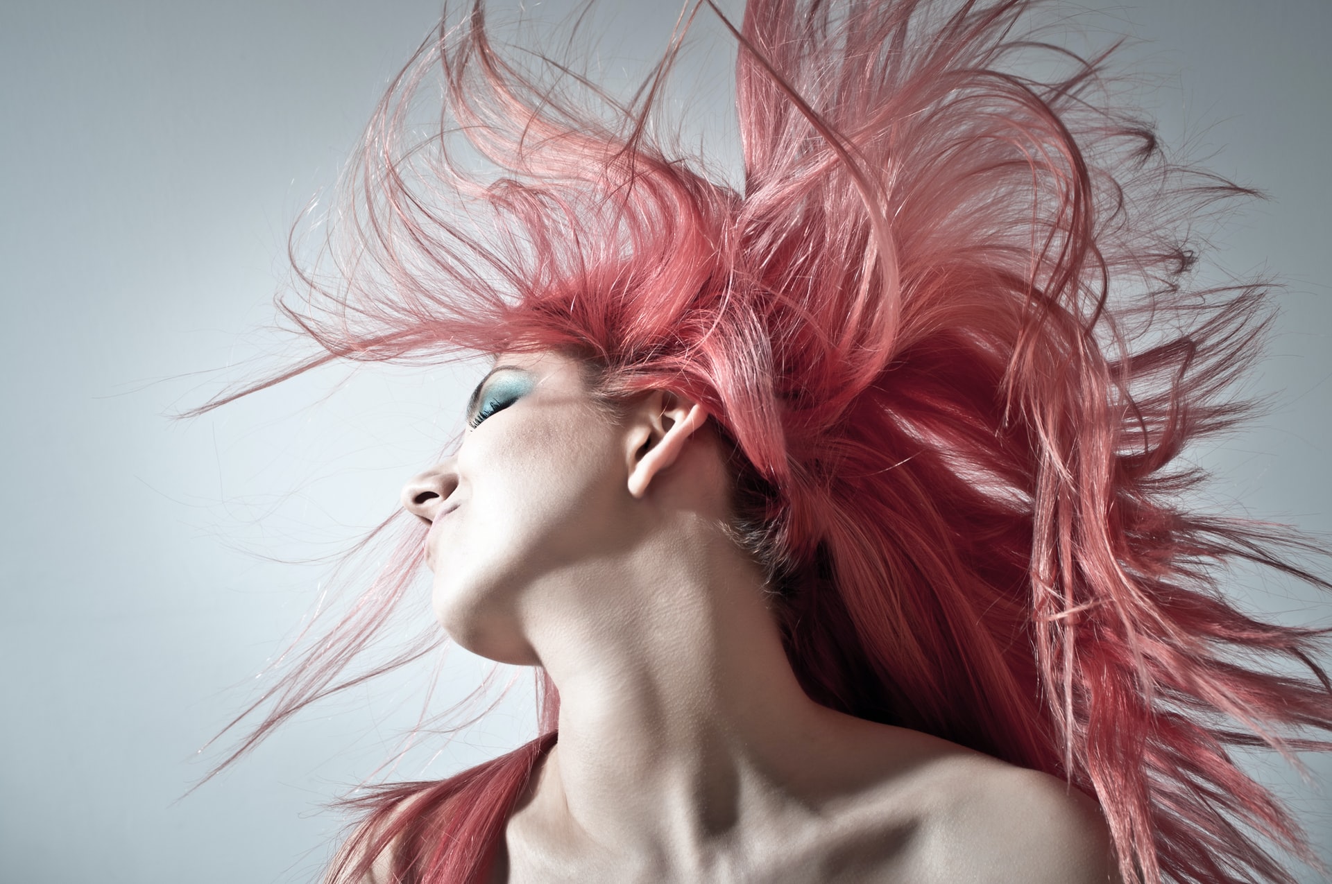 ¿Por qué el cabello se torna verde después de la piscina? 2 george bohunicky qJKT2rMU0VU unsplash 1