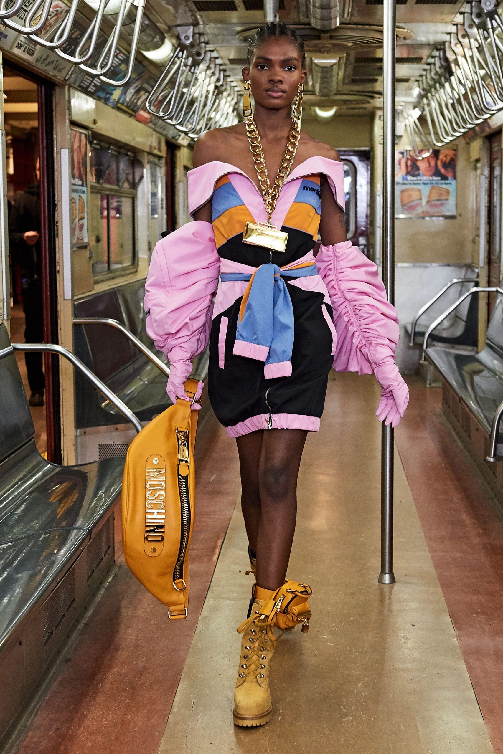 Checklist de los 7 imprescindibles del Pre-Fall 2020 9 00018 Moschino Pre Fall 2020 SDR2360 scaled
