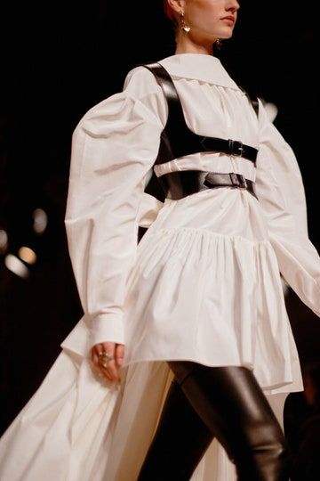 Arnés en Alexander McQueen otoño invierno 2020. Credit Jamie Stoker