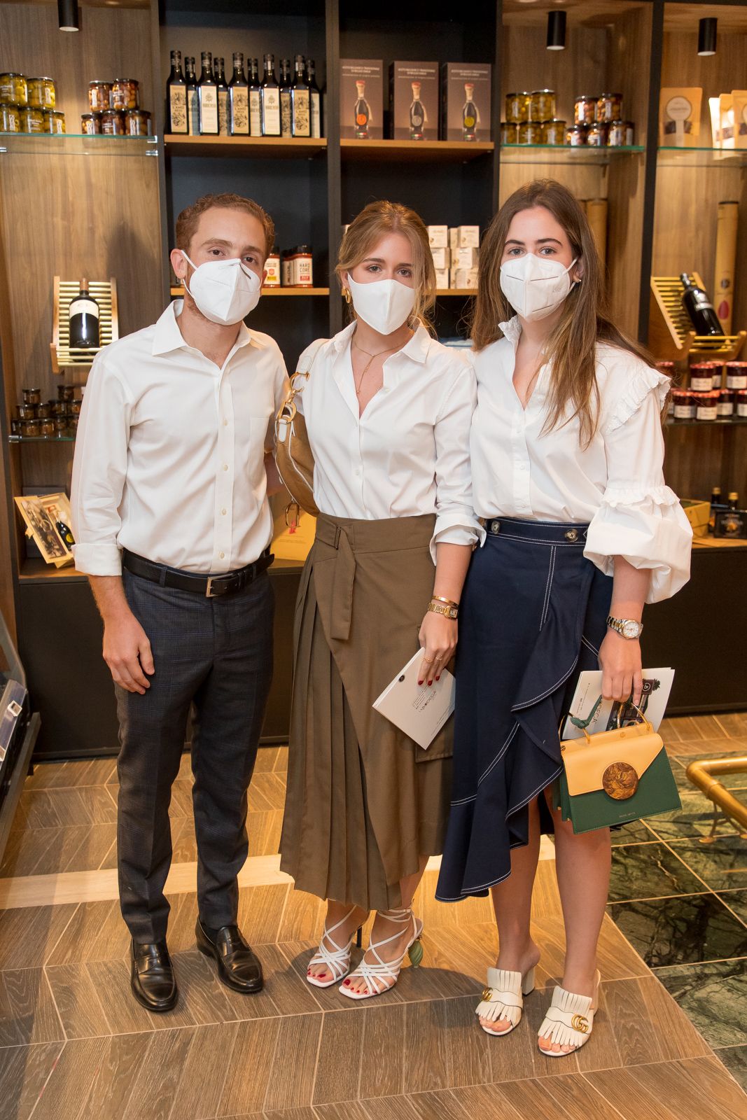 La bodega celebra nueva sucursal 2 2. Eduardo Ariza Sofia Gonzalez y Maria Isabel Gonzalez