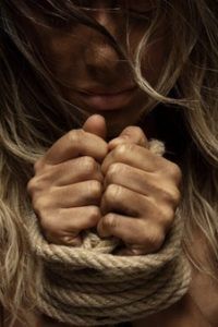 mujer rubia manos atadas 1122 685