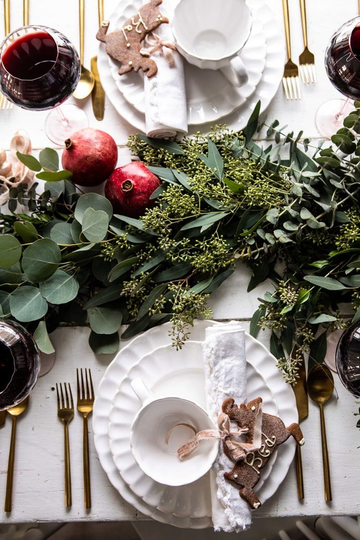 ¿Cómo montar una mesa navideña perfecta? 1 An Easy Christmas Tablescape 6 700x1050 1