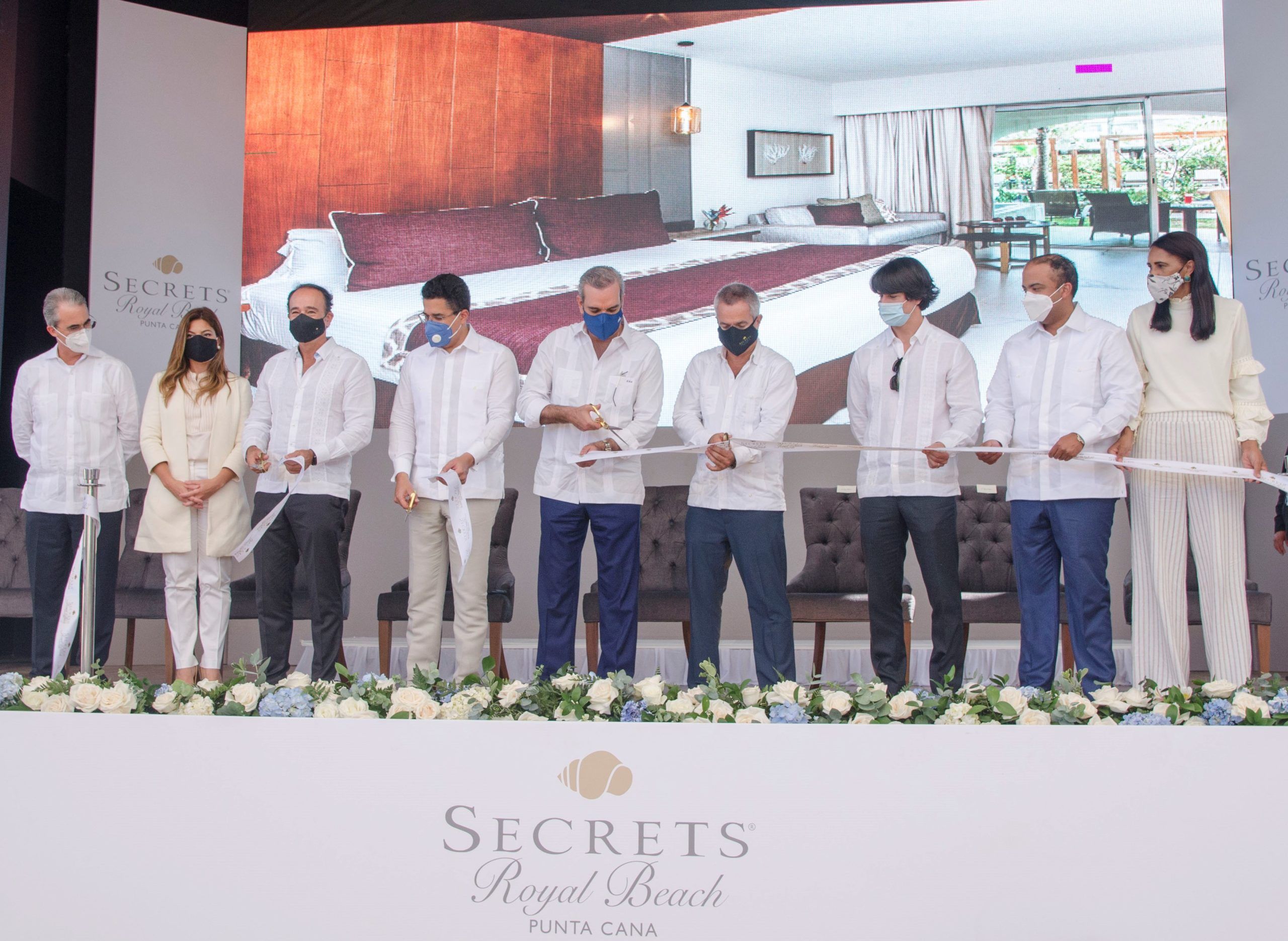 René Grullón, Paola Rainieri, Alex Zozaya, David Collado, Luis Abinader Corona, Enrique Martinón García, Alejandro Reynal, Samuel Pereyra y Martina Pepén brindan luego del corte de cinta