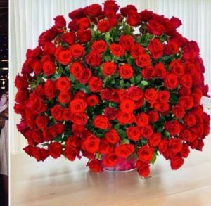 1613390215 alex rodriguez sorprende jennifer lopez inmenso ramo rosas romantica sorpresa san