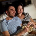 pareja viendo pelicula 1903947