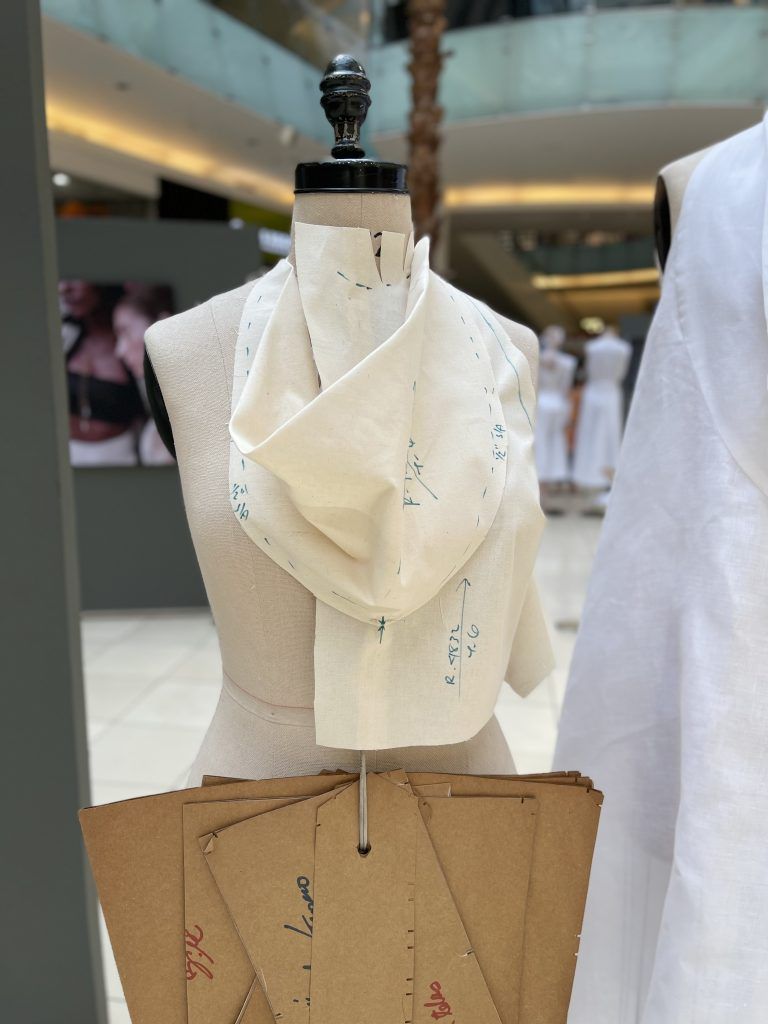 Materiales de trabajo patrones utilizados por la diseñadora Jenny Polanco en su atelier