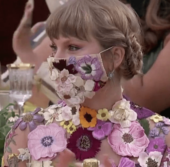Taylor Swift destaca con un Oscar de la Renta histórico 2 Screen Shot 2021 03 15 at 9.56.12 AM