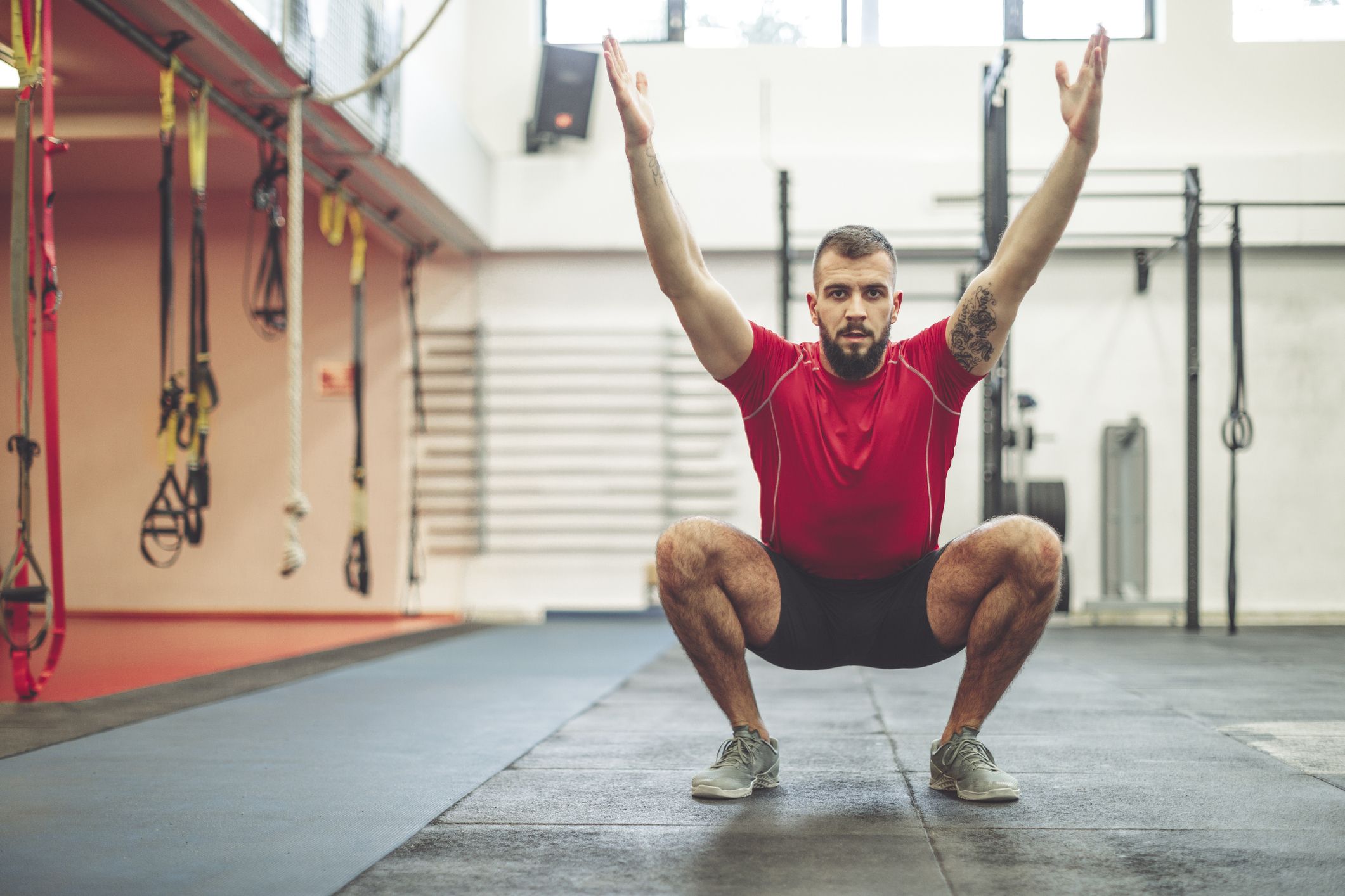 ¡Mejora tu desempeño sexual con estos ejercicios! 6 strong man is doing cross training exercise royalty free image 1580745466