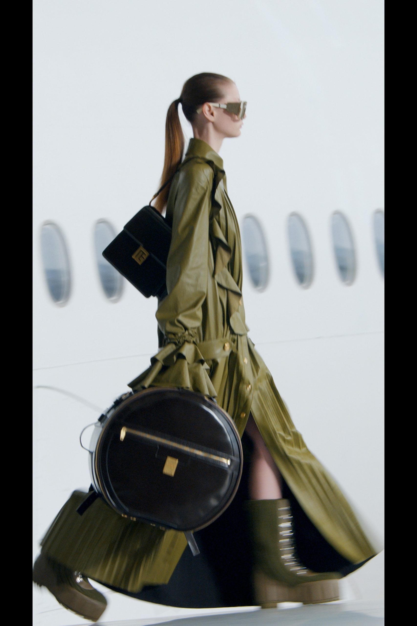 7 tendencias que no podrás dejar pasar este otoño-invierno 4 00002 Balmain RTW Fall 21 Olive scaled
