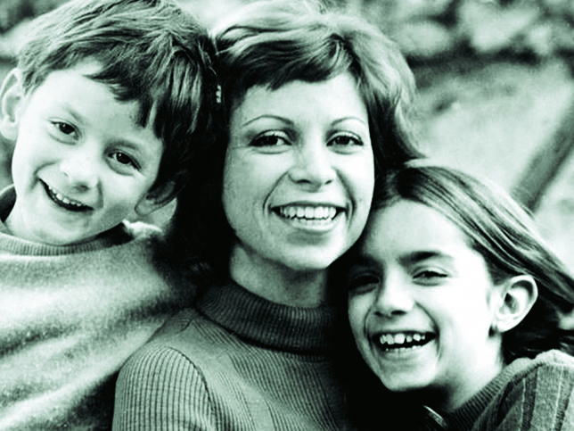con sus hijos