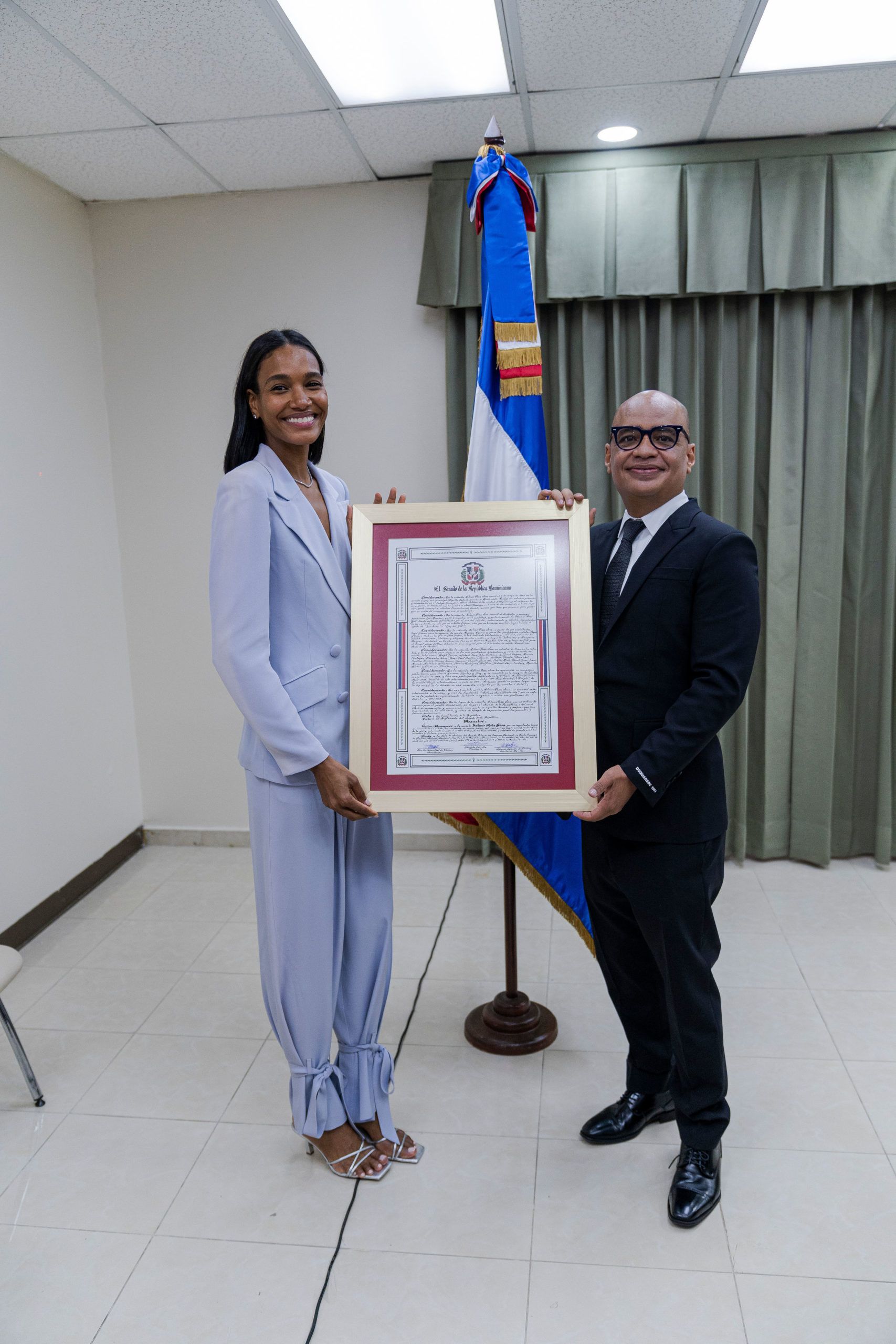 La top model Arlenis Sosa es reconocida en el Senado de la República por su trayectoria 2 Arlenis y Luis Mineur scaled