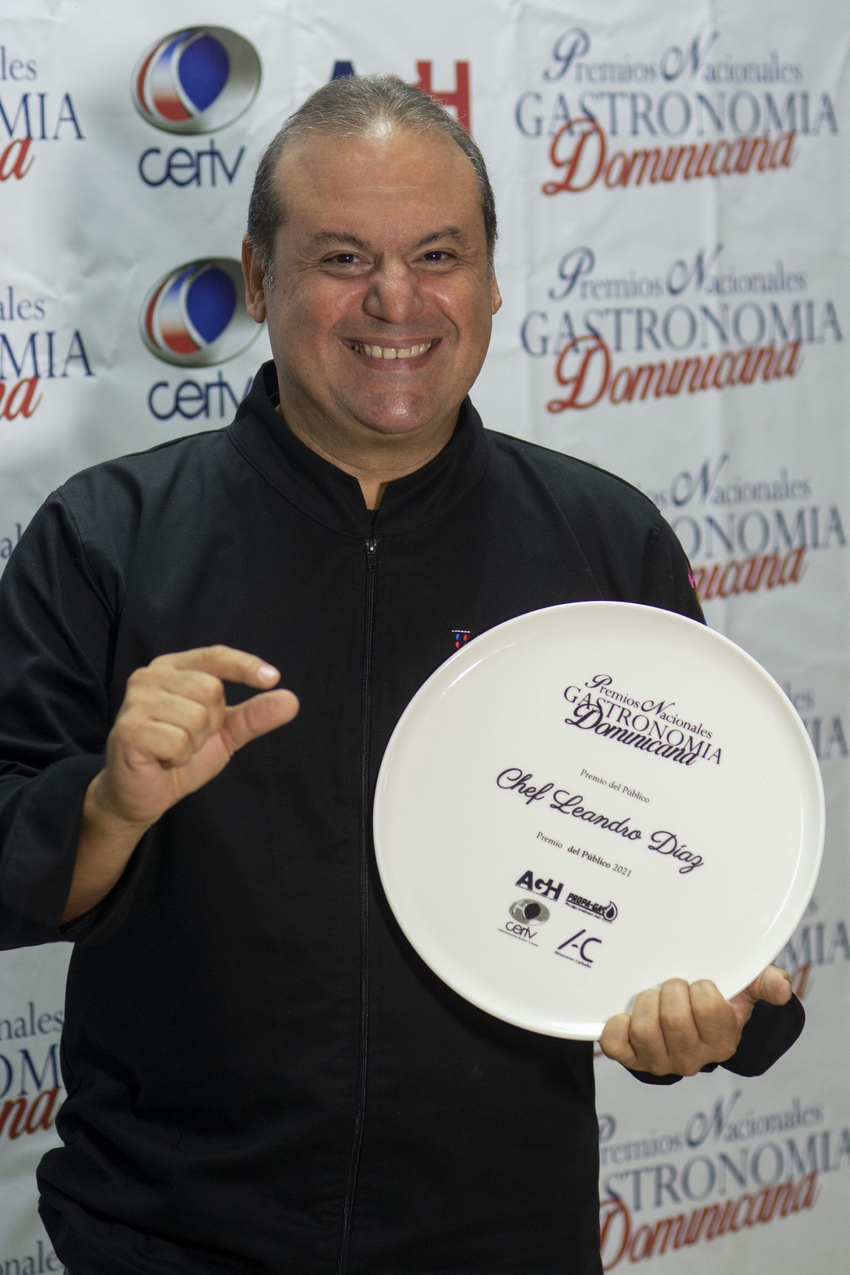 Leandro Díaz gana Premio Nacional a la Gastronomía Dominicana 1 DSC 7870 scaled