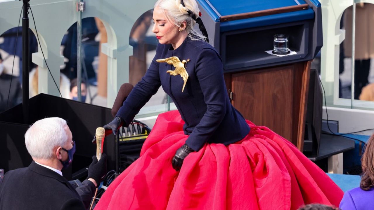 lady gaga deslumbro en la toma de posesion de joe biden con un schiaparelli 1116972