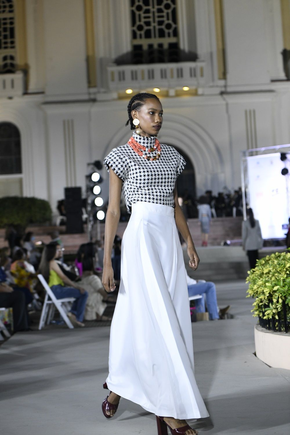 CONJUNTO DOS PIEZAS FALDA BLANCA