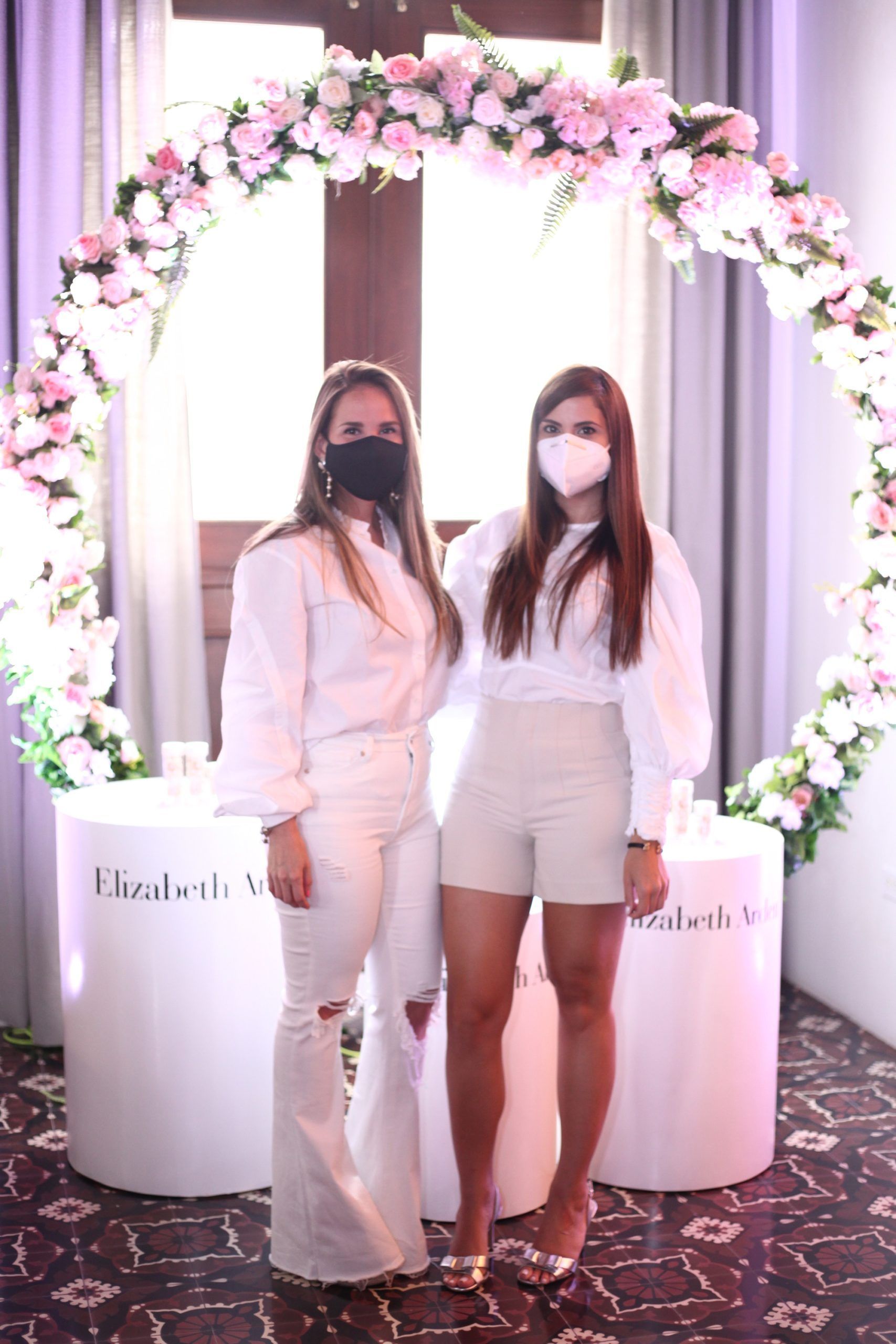 Elizabeth Arden lanza nuevo producto para el cuidado de la piel 4 Cristina Correa y Cristal Leon scaled 1