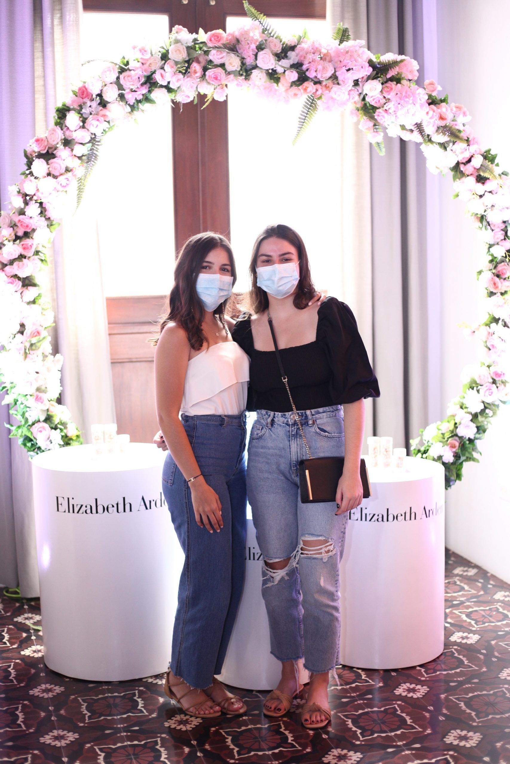 Elizabeth Arden lanza nuevo producto para el cuidado de la piel 2 Rita Guzman y Carolina Garcia scaled 1