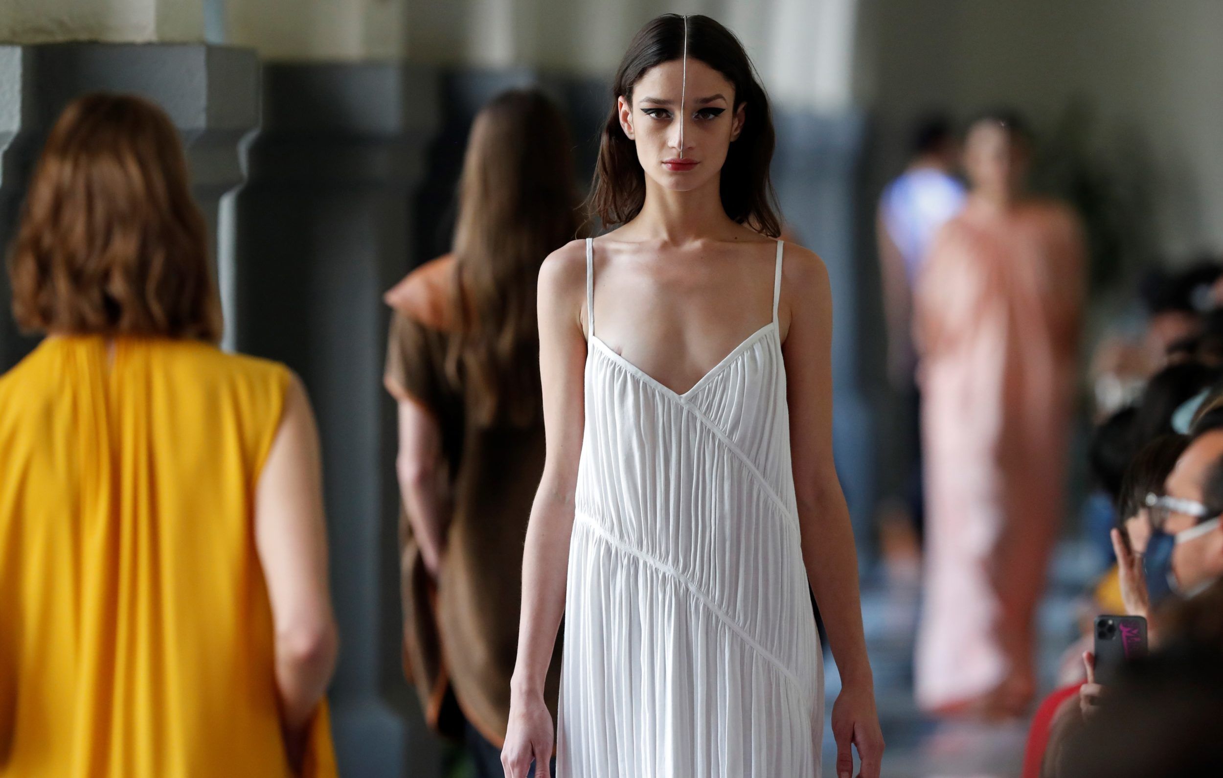 Color y elegancia caracterizan al Mercedes-Benz Fashion Week México 5 935627827ca4a1482a020fdc60154429b8d766c9