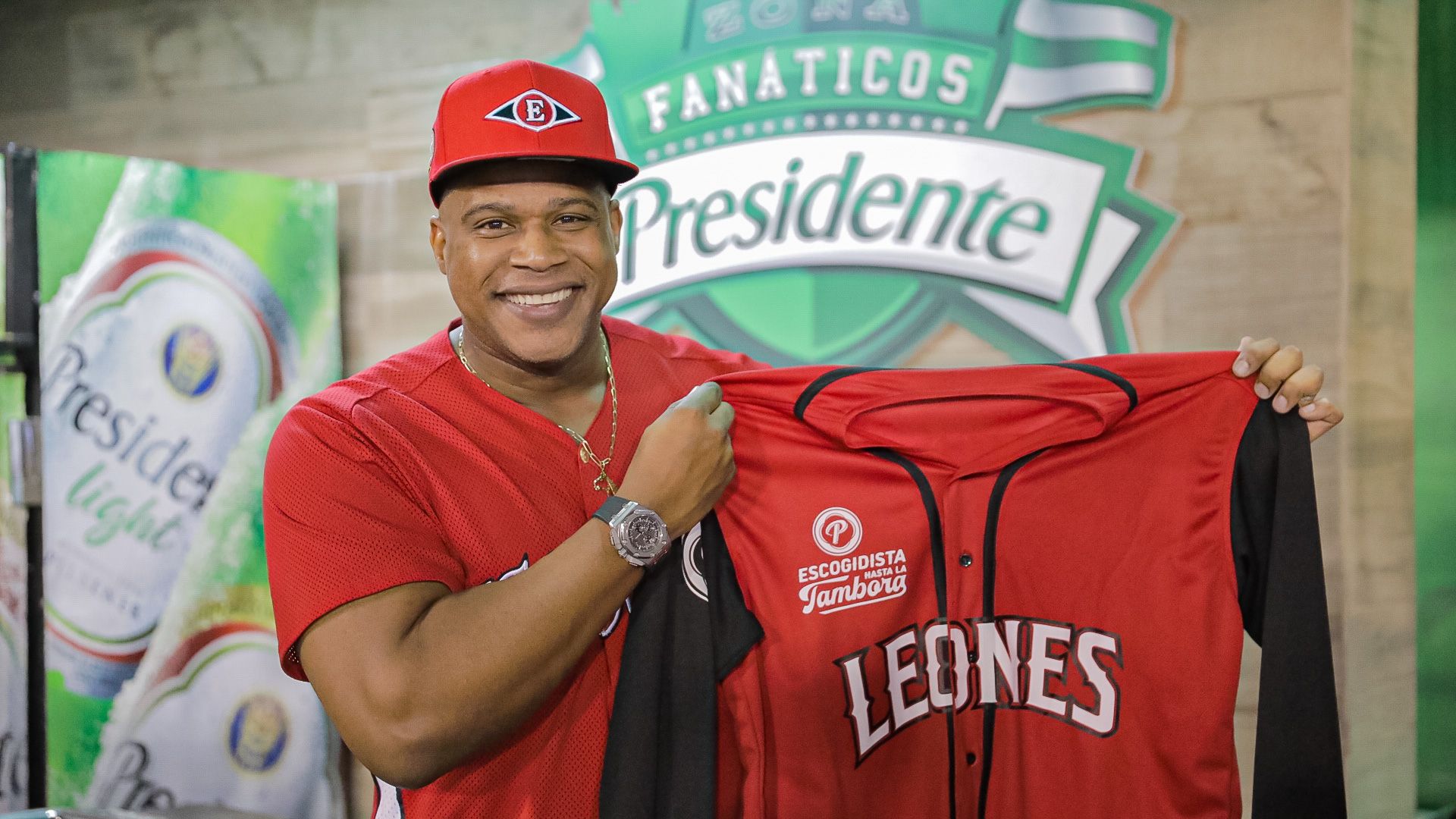 Cerveza Presidente y Jandy Ventura reciben a merengueros en la Zona de Fanáticos 1 11. Jandy Ventura recibe camiseta especial Escogidista Hasta la Tambora