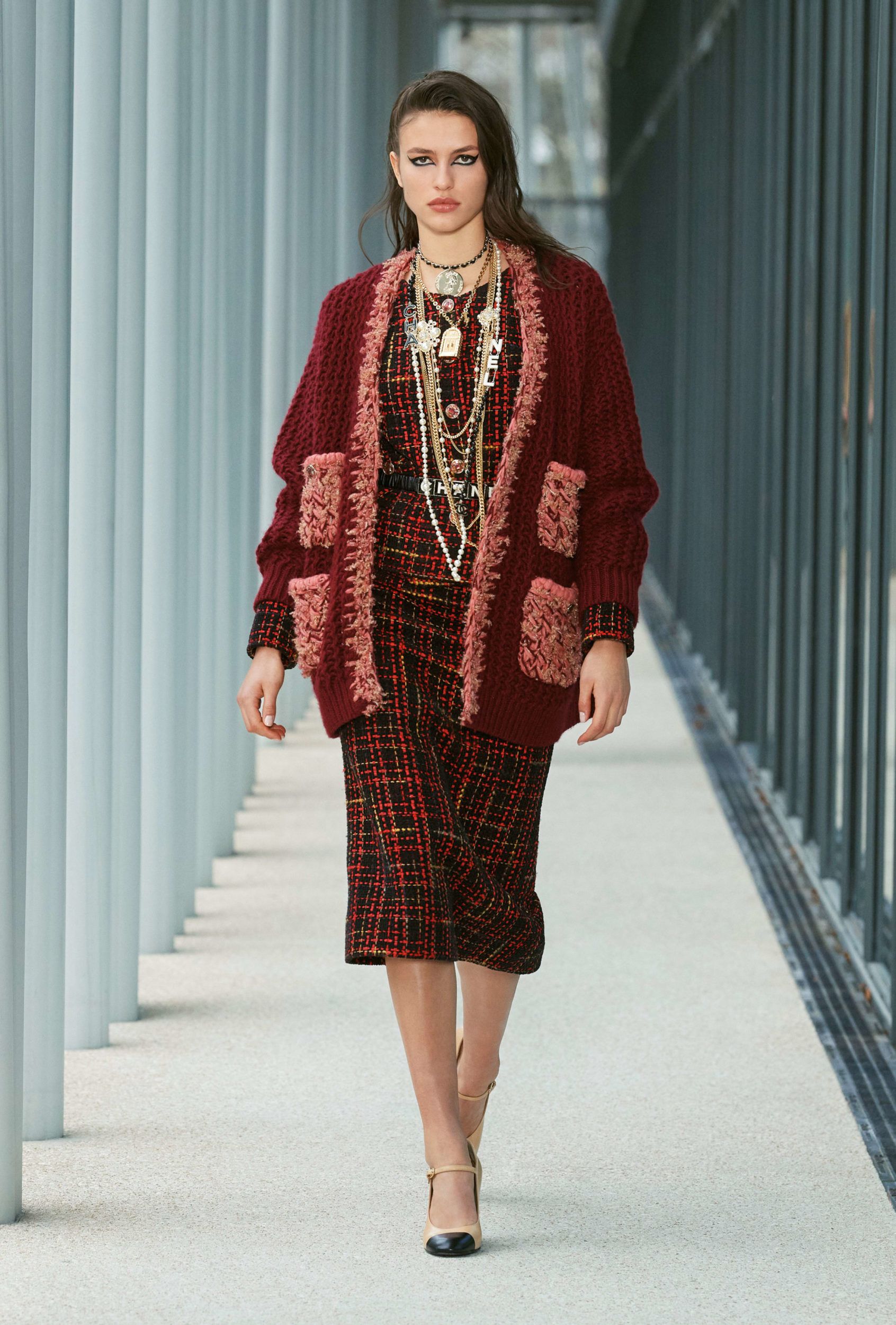 sys master content h09 h48 9485371277342look 023 metiers art 2021 22 chanel show