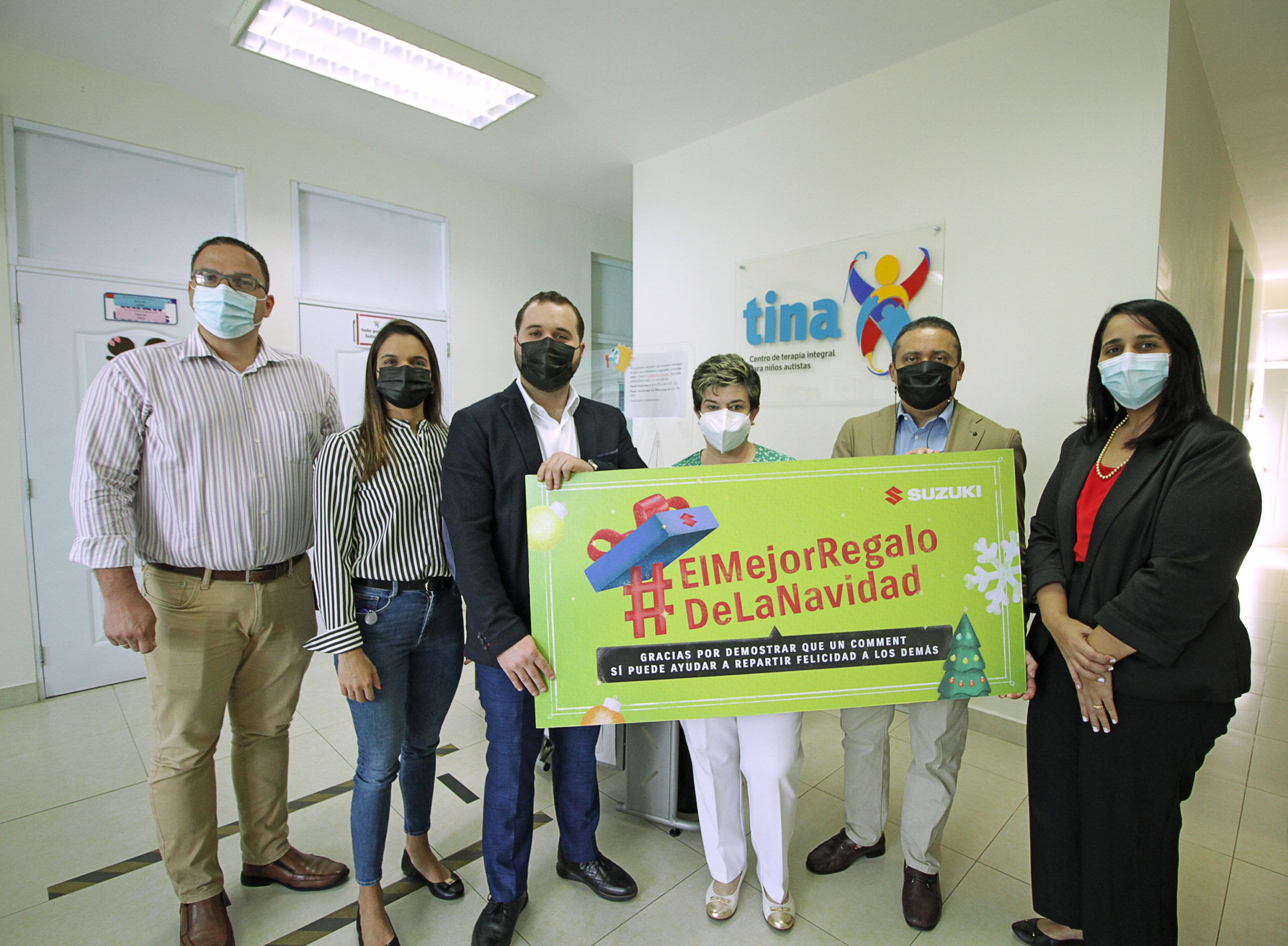 Foto 2 Directivos del Patronato Cibao de Rehabilitación reciben los recursos de ejecutivos de Suzuki y SDM.