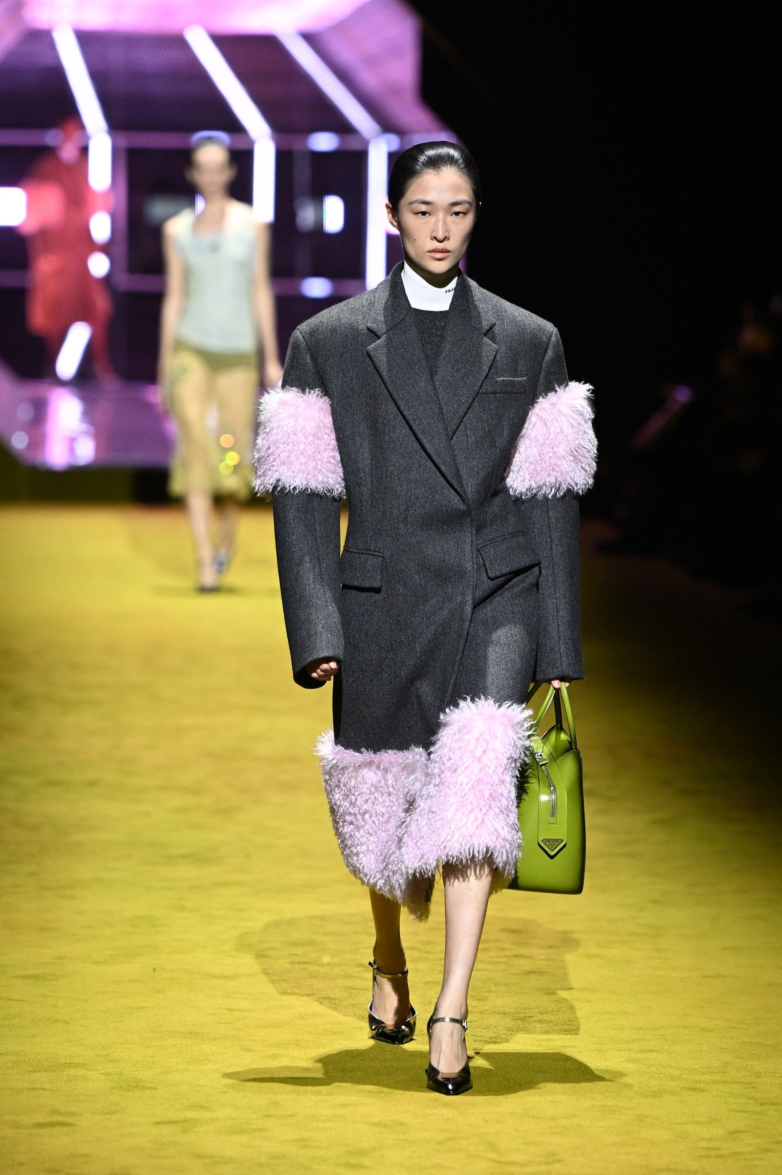 Prada eleva los básicos con sofisticación en su colección Otoño - 2022 10 GettyImages 1372541569