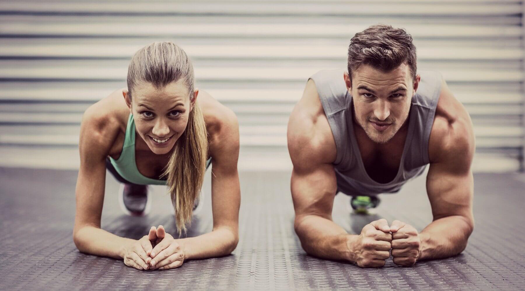 Mejor son dos que uno. 5 ejercicios que puedes hacer con tu pareja 2 planchas 1