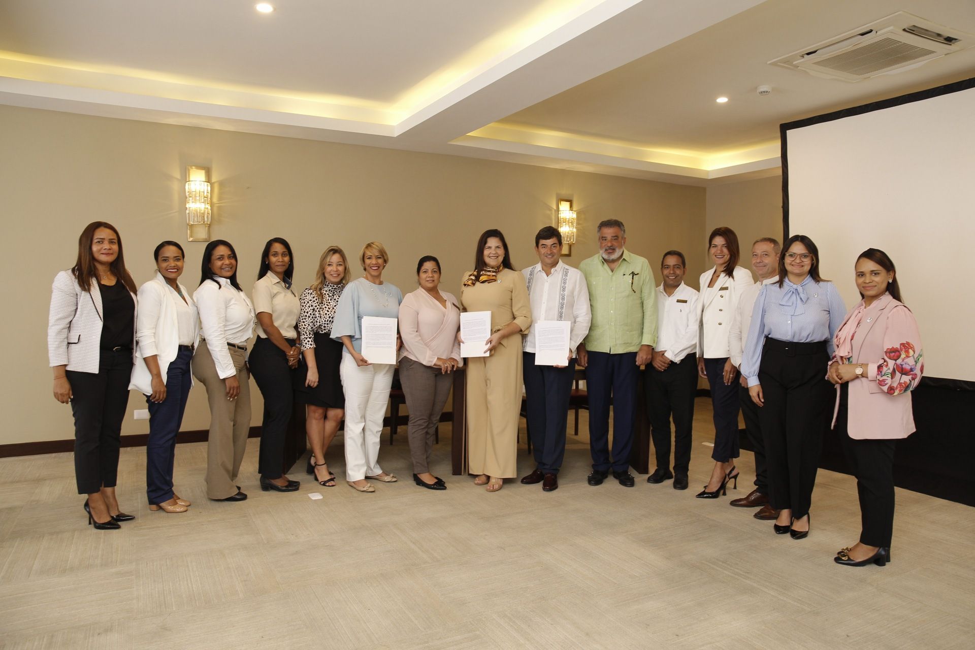 Representantes de las distintas entidades que participaron en la firma del acuerdo.