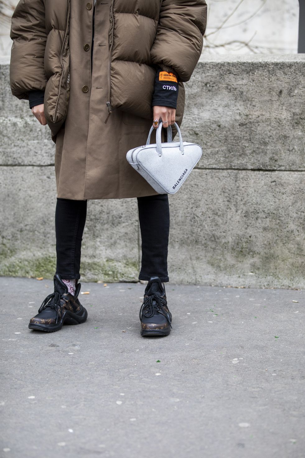 bolso triangular balenciaga tendencia 4 1647944923
