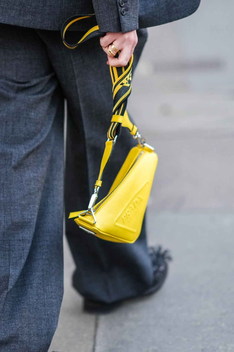 bolso triangular prada triangle tendencias 2 1647945327