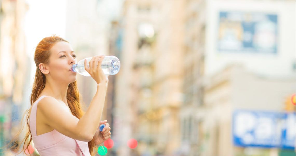 Mi piel y el verano… ¿Qué hacer? 7 mujer bebe agua botella nueva york 1140x600 1