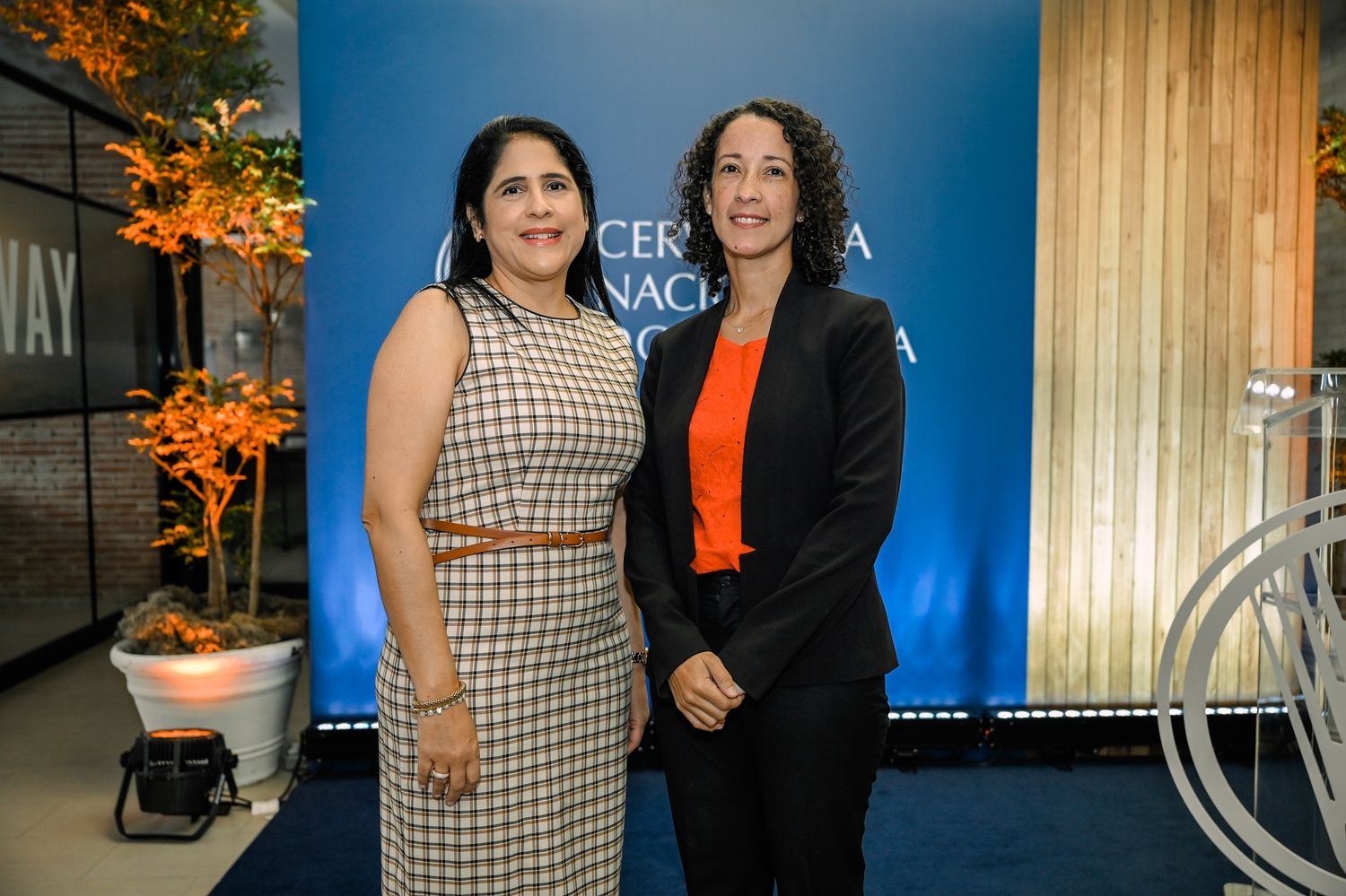 Eliana Pena Soto y Sofia Peralta Lalane de Claro Dominicana