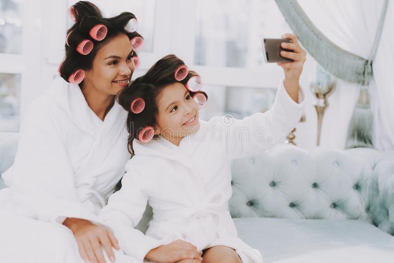 madre e hija que hacen selfie en salón de belleza 128851732