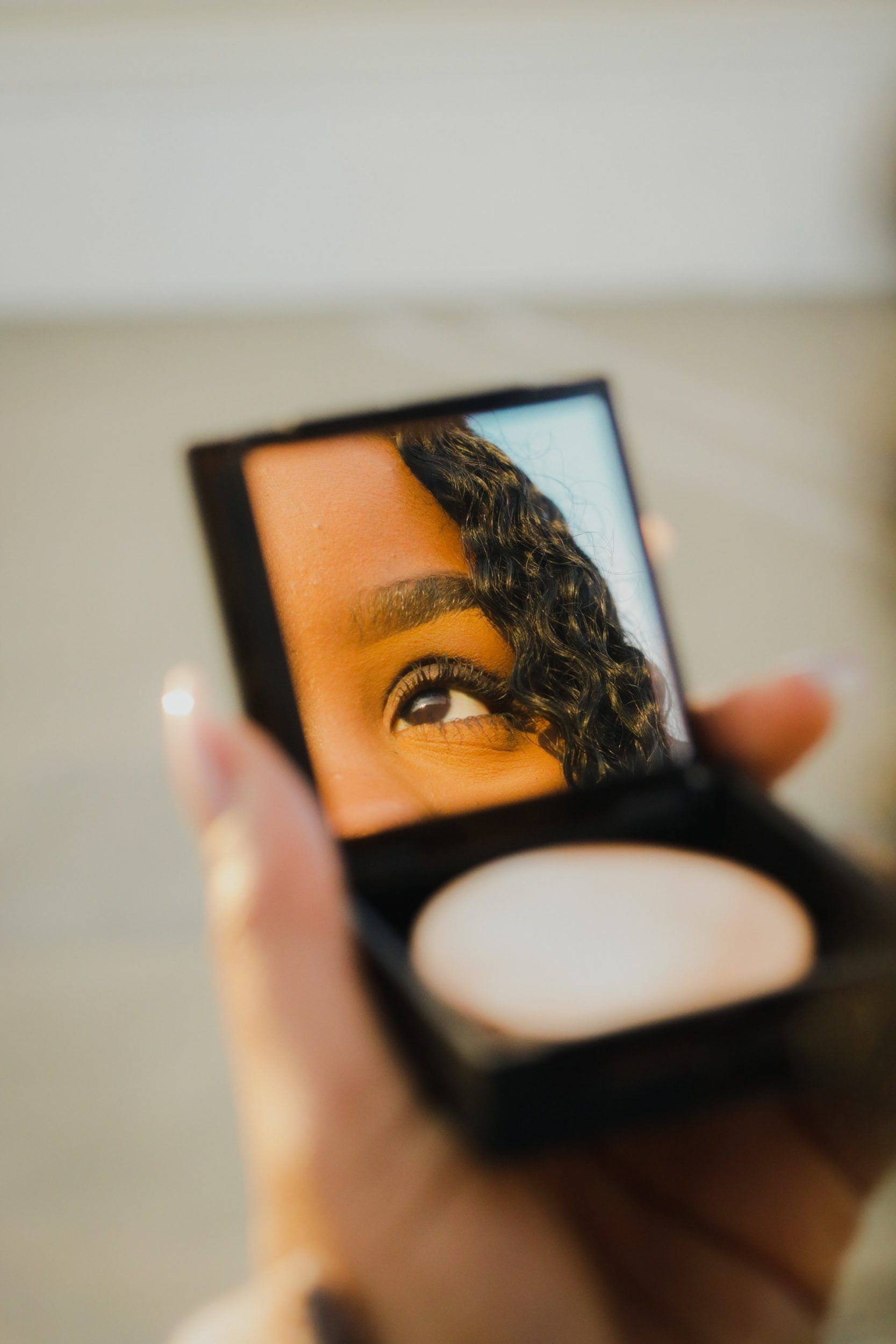 ¿Cómo hacer que tu maquillaje resista al calor? 1 peter kalonji LH74lRYvBY4 unsplash
