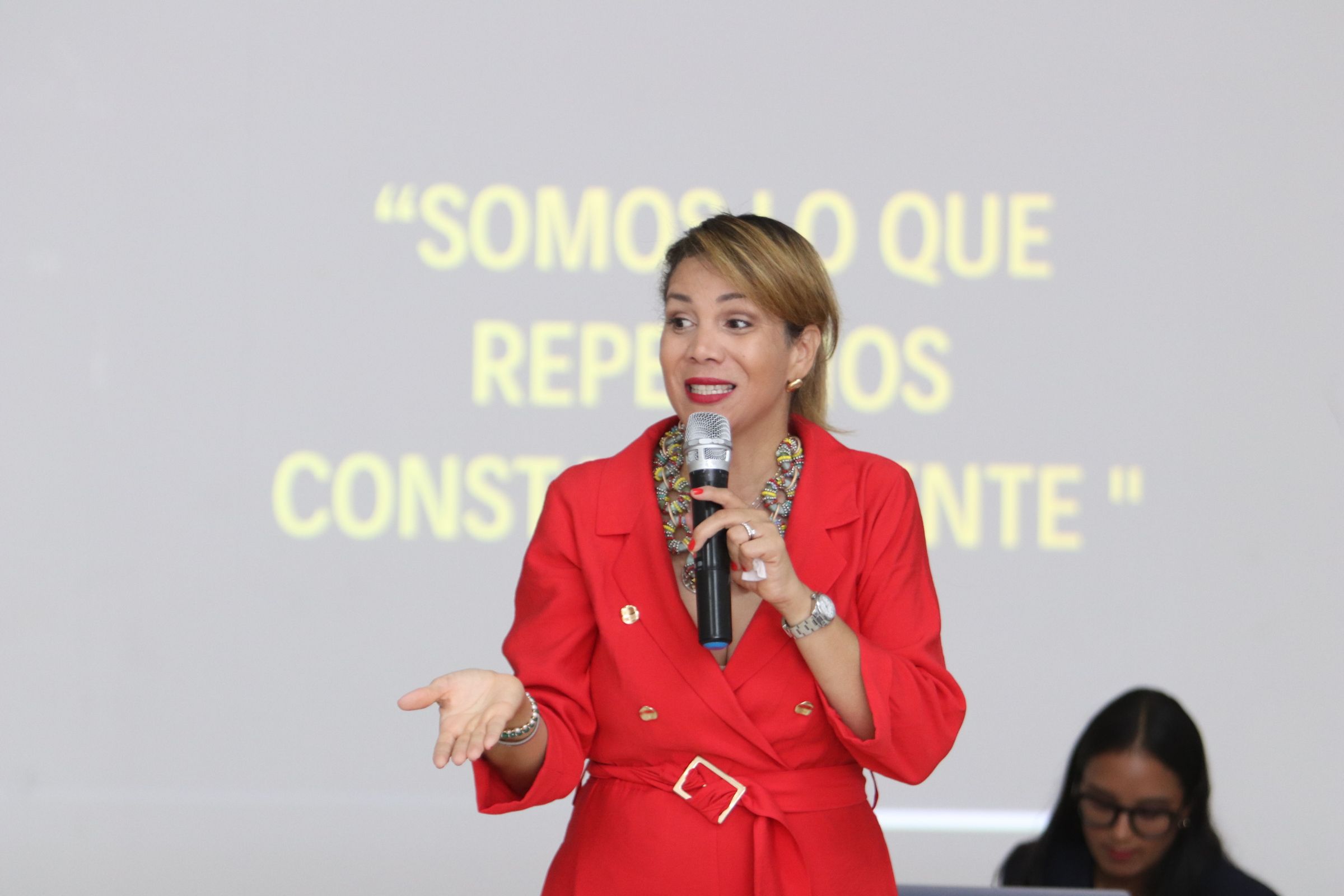 7 Mabel Lugo durante su disertacion