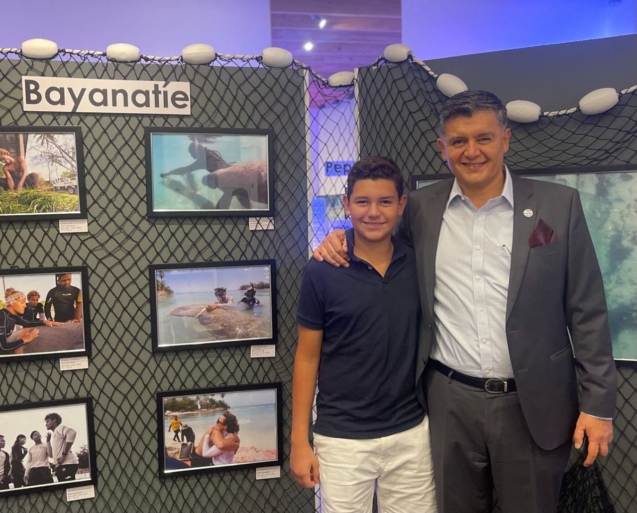 La exposición en Santo Domingo estará abierta hasta el 7 de septiembre, el Día Internacional del Manatí. 2 Diego Freire y Diego Freire hijo