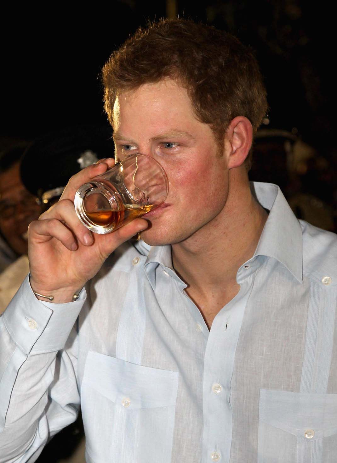 Cuando el príncipe Harry usó una chacabana de Hippólito 4 royals llevan pantalones 5